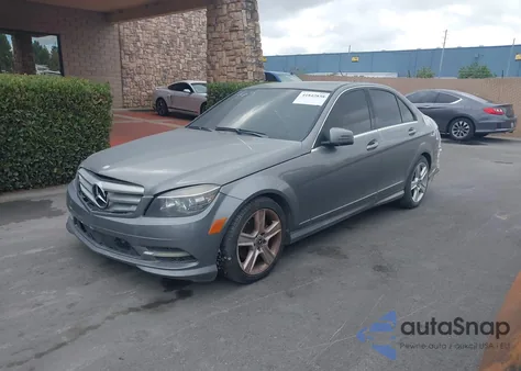 2011 Mercedes-Benz C 300 Luxury/Sport z USA, uszkodzony, nr VIN WDDGF5EB3BR158244